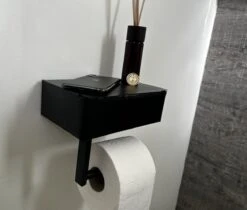 NIRAX WC Rolhouder – Toiletrolhouder - Zwart - RVS - Met Bakje Voor Vochtig Toiletpapier - Zonder Boren - Zelfklevend - Toilet Accessoires - Badkamer Accessoire - Toiletpapier Houder -Merkloos Shop 1200x1018