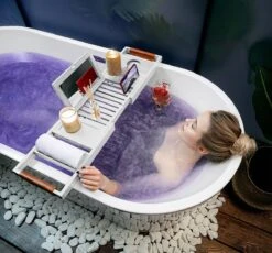 RelaxTub® Badplank - Badplank Voor In Bad - Badrek - Verstelbaar - Anti Slip - Badplank Wit - Badplank Hout - Badrekje Inclusief Boekenhouder, Tablethouder & Spiegel -Merkloos Shop 1200x1117 3