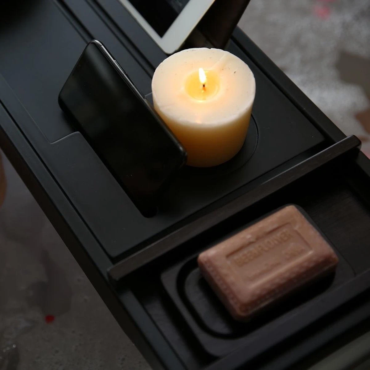 Merkloos Decopatent® Badplank - Uitschuifbaar 75 -> 110 Cm - Verstelbaar Bamboe Badrekje Voor In Bad - Boekenhouder - Tablethouder - Zwart 5 Merkloos Decopatent® Badplank - Uitschuifbaar 75 -> 110 Cm - Verstelbaar Bamboe Badrekje Voor In Bad - Boekenhouder - Tablethouder - Zwart - Afbeelding 4