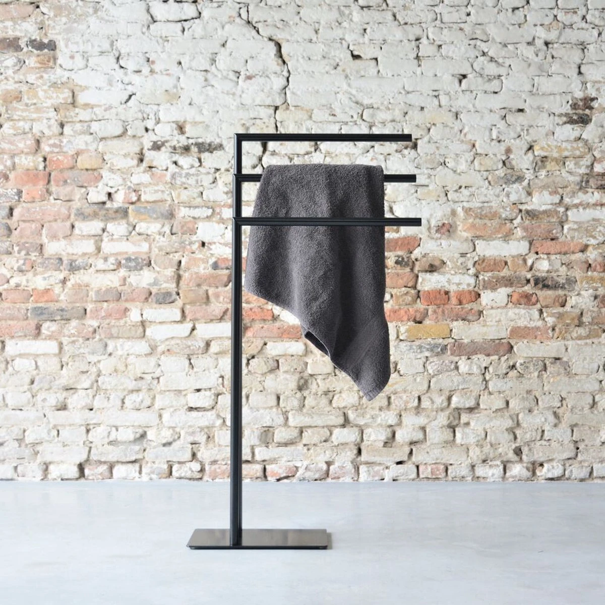 Sealskin Tube - Handdoekrek 3-armig Vrijstaand - Zwart 7 Sealskin Tube - Handdoekrek 3-armig Vrijstaand - Zwart - Afbeelding 5