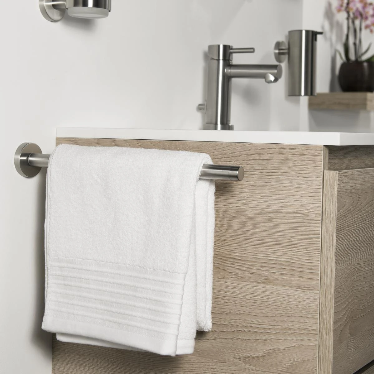 Tiger Boston - Telescopisch Handdoekrek - RVS Geborsteld 6 Tiger Boston - Telescopisch Handdoekrek - RVS Geborsteld - Afbeelding 4