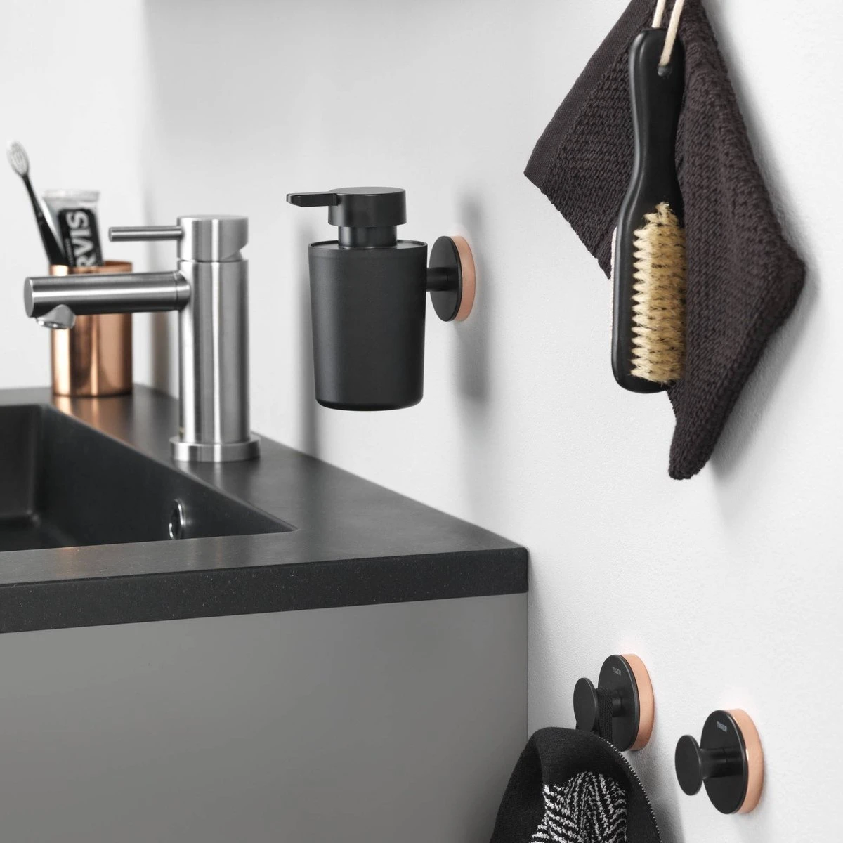 Tiger Urban - Handdoekhaak - 2 Stuks - Zwart - ø 5 Cm - Inclusief 4 Decorringen - Zelfklevend 8 Tiger Urban - Handdoekhaak - 2 Stuks - Zwart - ø 5 Cm - Inclusief 4 Decorringen - Zelfklevend - Afbeelding 6